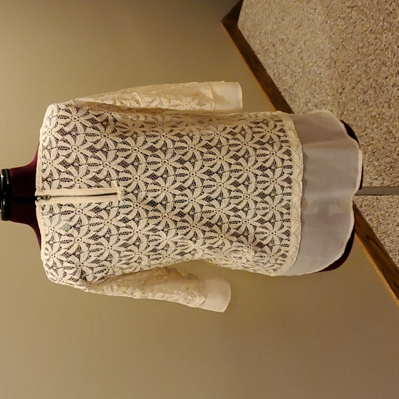 🌸Neiman Marcus🌸 lace, elbow sleeve top - Picture 3 of 7